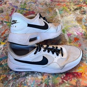 NIKE AIR mens white Sneakers w/ Black swoosh 10
